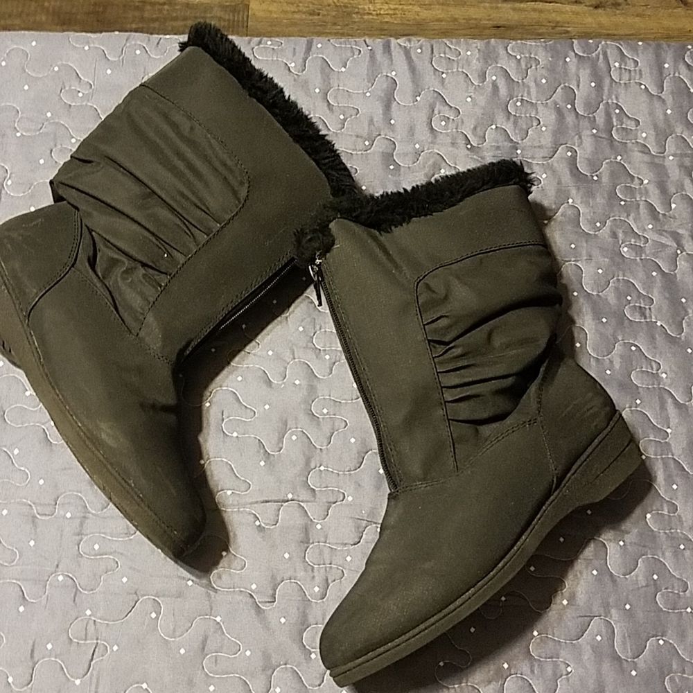Black ski boots size 7